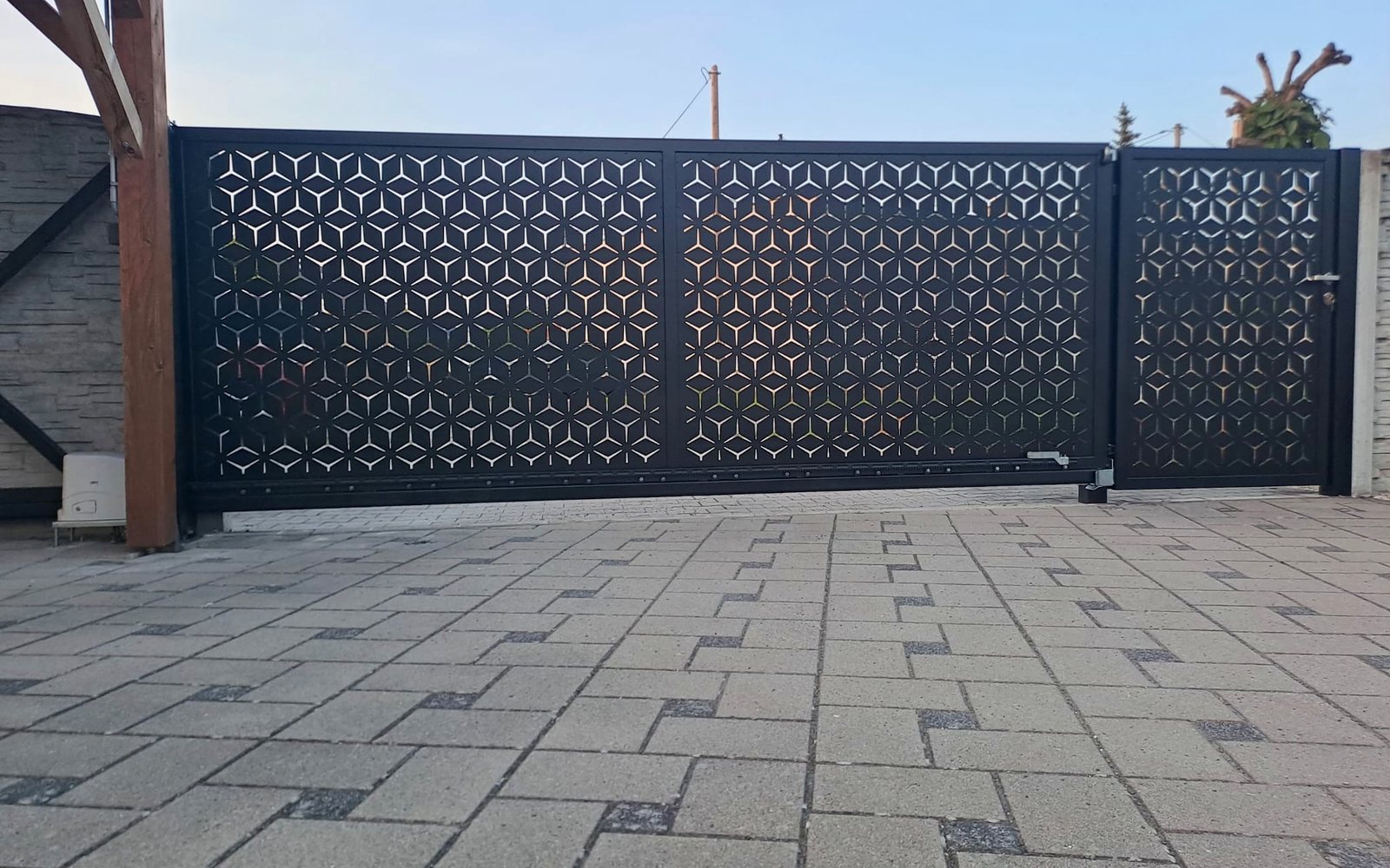 Sliding gate and fence infill KESALOP